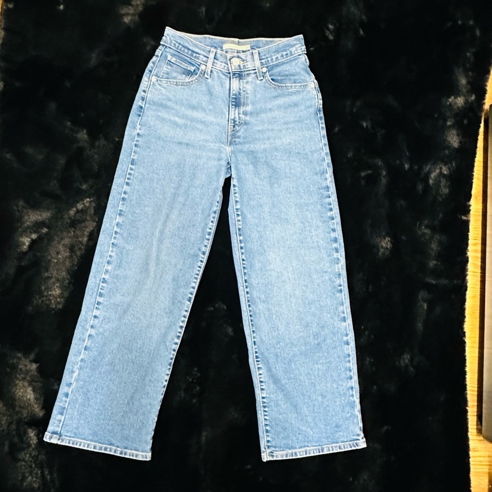Levi’s High Rise Wide Leg Jeans Light Wash - Picture 2 of 11